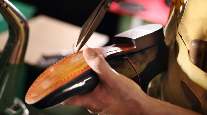 Schuhmacher sind eine vom Aussterben bedrohte Handwerksbranche. FOTO: DPA