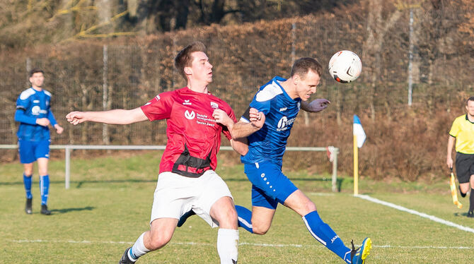 Dominik Früh (links, im Duell mit Böblingens Philip Kalmbach) erzielte das 2:0 für Pfullingen. FOTO: EIBNER