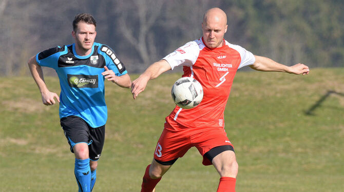 Sebastian Maier erzielte für den TSV Wittlingen das Goldene Tor. Links: Sebastian Kaufmann vom TSV Steinhilben.   FOTO: BAUR