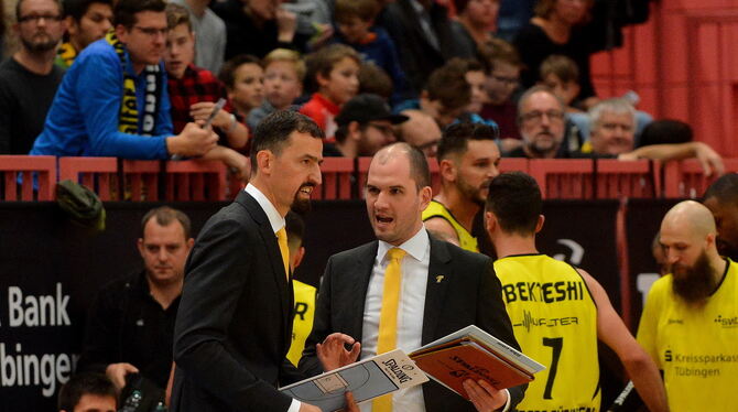 David Rösch feierte beim Erfolg gegen Absteiger Baunach ein erfolgreiches Debüt als Cheftrainer im Profi-Basketball.  FOTO: NIET