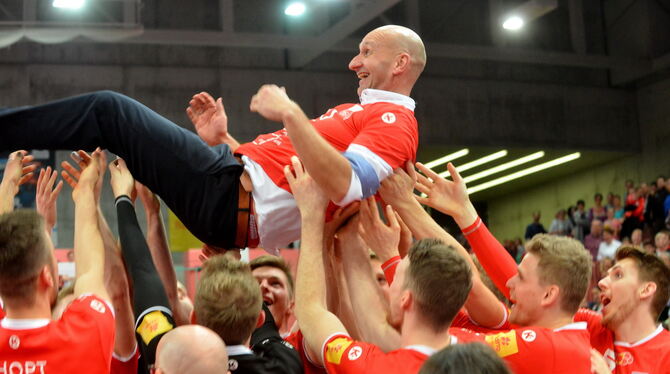 Die Spieler des TV Rottenburg lassen ihren Trainer Hans Peter Müller-Angstenberger hochleben. FOTO: NIETHAMMER