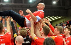Die Spieler des TV Rottenburg lassen ihren Trainer Hans Peter Müller-Angstenberger hochleben. FOTO: NIETHAMMER