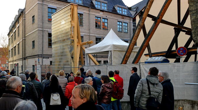Publikumswirksam enthüllt: Die Musterfassade für den stützenden Neubau in der Oberamteistraße. FOTO: NIETHAMMER