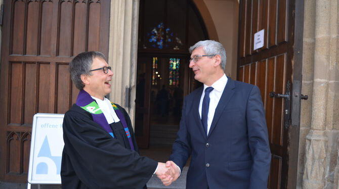 Ein fester Händedruck zum Abschied: Pfarrer Martin Winkler (links), der am Sonntag seinen letzten Gottesdienst in Metzingen geha