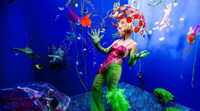 Auf Tauchgang im Pop-Art-Aquarium: Livia Rita bei einer Performance.  FOTO: PR