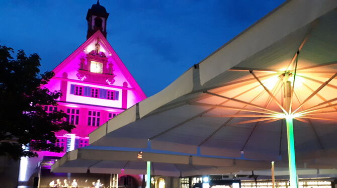Midnight-Shopping in Metzingen mit Stadtfest-Atmosphäre: Auf dem Marktplatz vor dem bunt angestrahlten Rathaus wird es am Freita