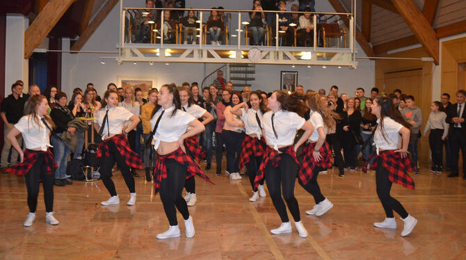 Bei der Sportlerehrung im großen Ratssaal in Metzingen gab es auch tänzerisch-sportliche Vorführungen. FOTO: SANDER
