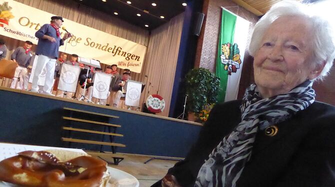 70 Jahre schon hält Erna Luik dem Schwäbischen Albverein nun schon die Treue. Im Hintergrund zu sehen:  die »Neckar-Knurrhähne«