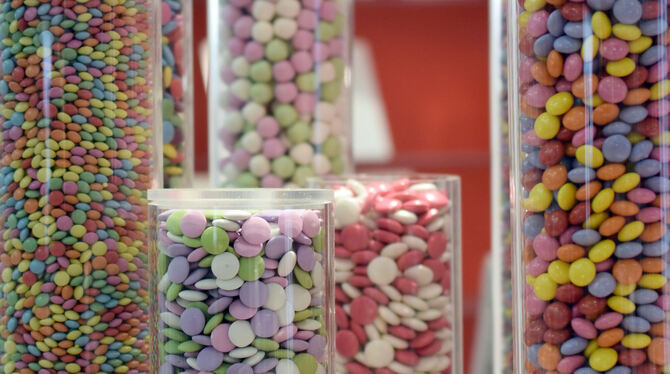 Ob Süßigkeiten für Kinder oder Statussymbole für Erwachsene: Mit der Mäßigung tun sich alle Altersgruppen schwer. FOTO: DPA