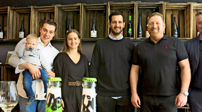 Neu auf dem Weindorf werden nicht nur die Weinschorlen Miki und Moko sein, sondern auch (von links): Alexander und Pia Neuberth