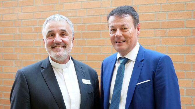 Beim Jahresempfang: Weihbischof Thomas Maria Renz (links) und Regierungspräsident Klaus Tappeser. FOTO: RP Beim Jahresempfang: Weihbischof Thomas Maria Renz (links) und Regierungspräsident Klaus Tappeser. FOTO: RP