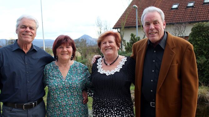 Haben Rezepte für eine lange Ehe gefunden (von links): Dietmar und Dorothea, Christine und Siegfried Heberle heute. FOTOS: SPIES