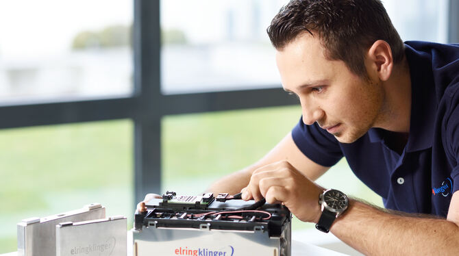 Elring Klinger liefert Batteriemodule mit kundenspezifisch integrierten Komponenten als Komplettlösung. Der Umsatz mit dem Gesc