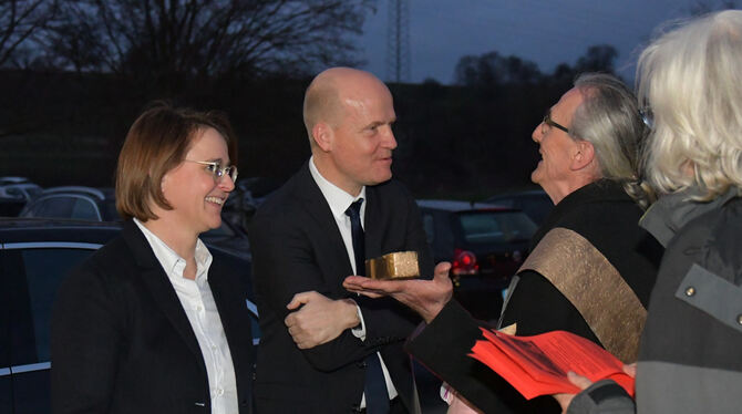 Ralph Brinkhaus erhält von Kohlekraftgegner Siegfried Gack ein goldenes Brikett.  FOTO: MEYER