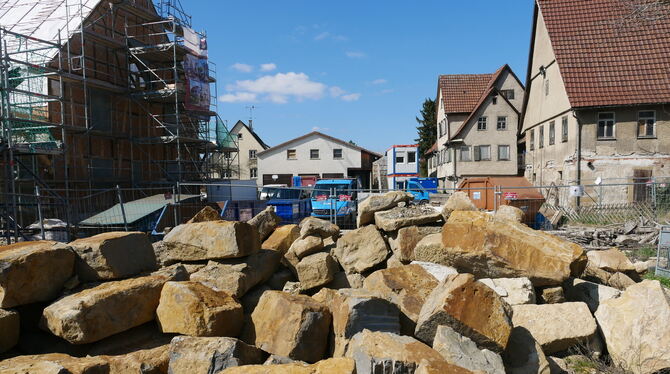 Dort, wo jetzt noch riesige Steine liegen, soll bald ein plätscherndes Fontänenfeld die neue Ortsmitte von Walddorf zieren. FOTO