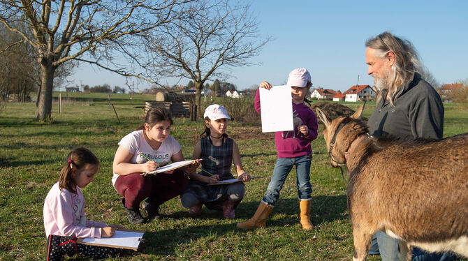Farrenstall-Kids beim Zeichnen von Tieren in Mähringen. FOTO: TRINKHAUS