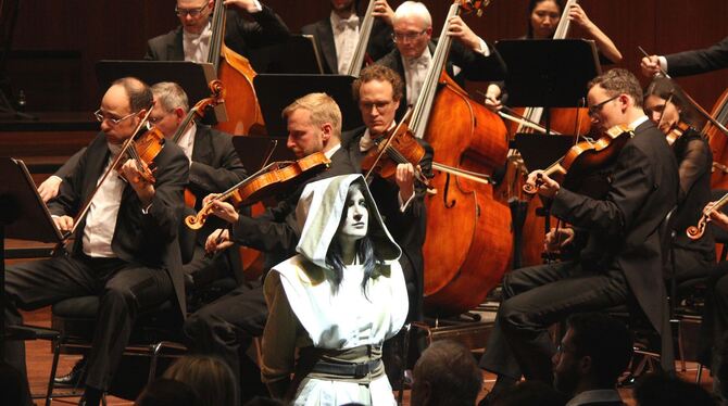 Musiker der Württembergischen Philharmonie in der Stadthalle. Vorn eine Darstellerin der Star Warriors Reutlingen.  FOTOS: STRÖH