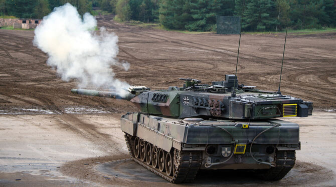 Ein Kampfpanzer vom Typ Leopard 2A7. Der deutsche Kampfpanzer ist ein sehr begehrtes Waffensystem.  FOTO: DPA