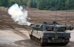 Ein Kampfpanzer vom Typ Leopard 2A7. Der deutsche Kampfpanzer ist ein sehr begehrtes Waffensystem.  FOTO: DPA
