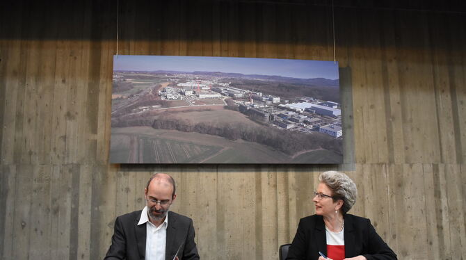»Wir schreiben Geschichte«: Barbara Bosch und Jürgen Soltau bei der Vertragsunterzeichnung. FOTO: STADT