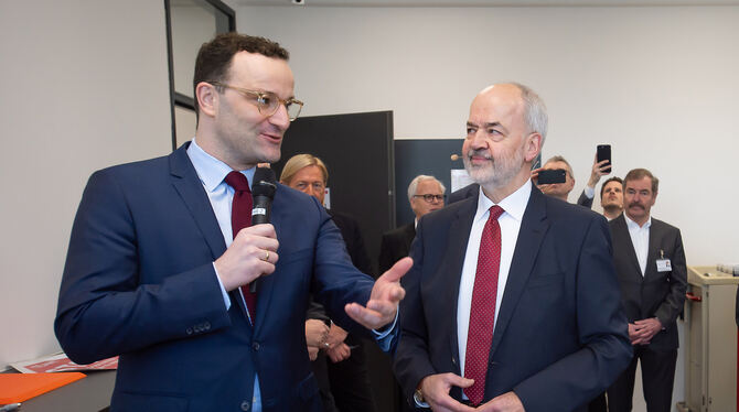Bundesgesundheitsminister Jens Spahn (links) mit Landrat Thomas Reumann.  FOTO: TRINKHAUS