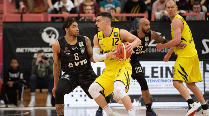 Erfolgreichster Tübinger Korbjäger gegen Hamburg: Reed Timmer (mit Ball). Links: Tevonn Walker.   FOTO: EIBNER