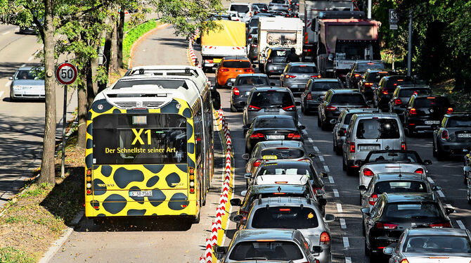 Separate Fahrspuren sollen Busse schneller und dadurch attraktiver machen. FOTO: DPA