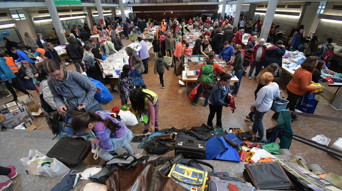Voller Erfolg nach Jahren der umbaubedingten Zwangspause: Warentauschtag in der Mössinger List-Schul-Aula.  FOTO: MEYER