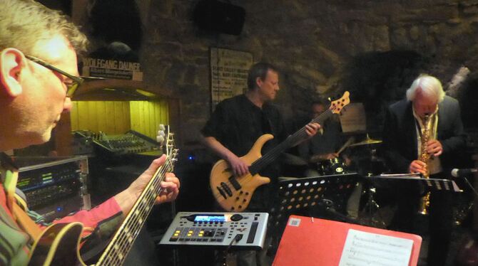 Bernd Konrad (rechts) spielte  mit Musikern der Formation Extrapolation im Jazzclub in der Mitte.  FOTO: BERNKLAU