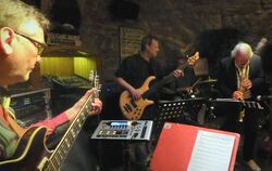  Bernd Konrad (rechts) spielte  mit Musikern der Formation Extrapolation im Jazzclub in der Mitte.  FOTO: BERNKLAU