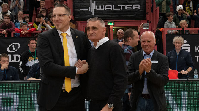 Trainer Georg Kämpf (rechts) sichtlich bewegt bei der Verabschiedung. Links Tigers-Geschäftsführer Robert Wintermantel.  FOTO: E