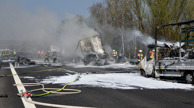 Feuerwehrleute löschen an einer Unfallstelle auf der Autobahn 6 einen Transporter und einen Lastwagen.