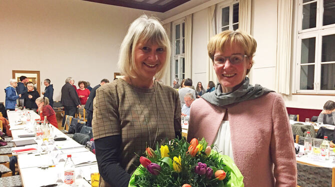 Christine Lichtenberger-Maier (links) ist neue Vorsitzende der Bezirkssynode, hier mit Dekanin Elisabeth Hege.  FOTO: FÖHL