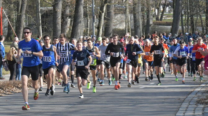 Ab geht die Post: Schönes Wetter macht Lust auf Laufen. Entsprechend groß war die Teilnehmerzahl beim Frühlingslauf.  FOTO: MEYE
