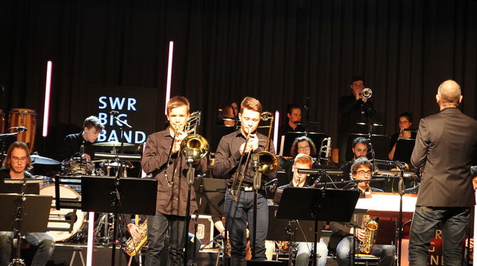Viele junge, talentierte Solisten brachte die Bigband des HAP-Grieshaber-Gymnasiums auf die Bühne.  FOTO: KOZJEK