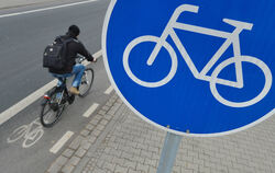 Ein Mann fährt mit seinem Fahrrad auf einem mit einem Verkehrsschild gekennzeichneten Radweg. FOTO: DPA