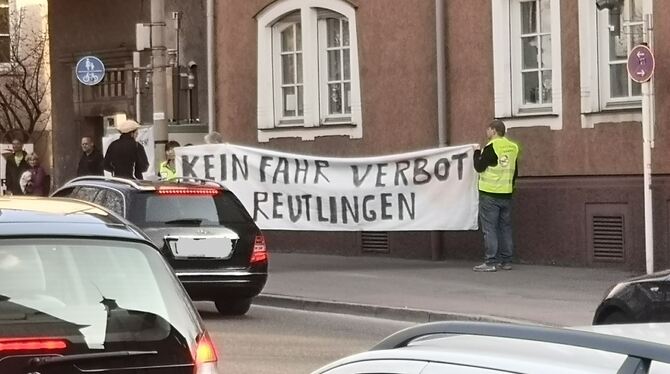 Diesel-Demo direkt an der Messstelle: Diese muss weg, fordern die Demonstranten.  Foto: Conzelmann