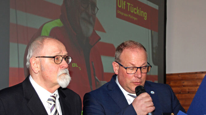 Ulf Tücking (links) wurde vom DLRG-Bezirksvorsitzenden Alexander Kley geehrt und mit stehenden Ovationen der Anwesenden bedacht.
