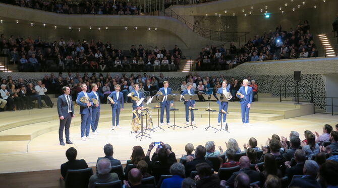 Das erweiterte Hornquartett German Hornsound mit Moderator Juri Tetzlaff in der Hamburger Elbphilharmonie.  FOTO: KNAUER