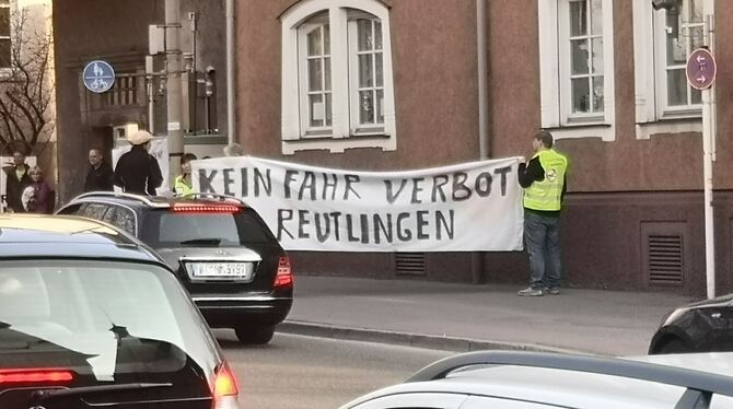 In der Lederstraße direkt vor der umstrittenen Messstation demonstrierten am Montag Fahrverbotsgegner.  FOTOS: CONZELMANN