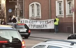In der Lederstraße direkt vor der umstrittenen Messstation demonstrierten am Montag Fahrverbotsgegner.  FOTOS: CONZELMANN