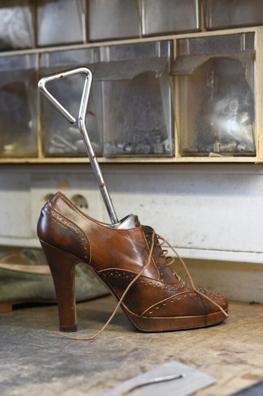 Diesen extravaganten Damenschuh weitet Wolfgang Staneker fachgerecht.