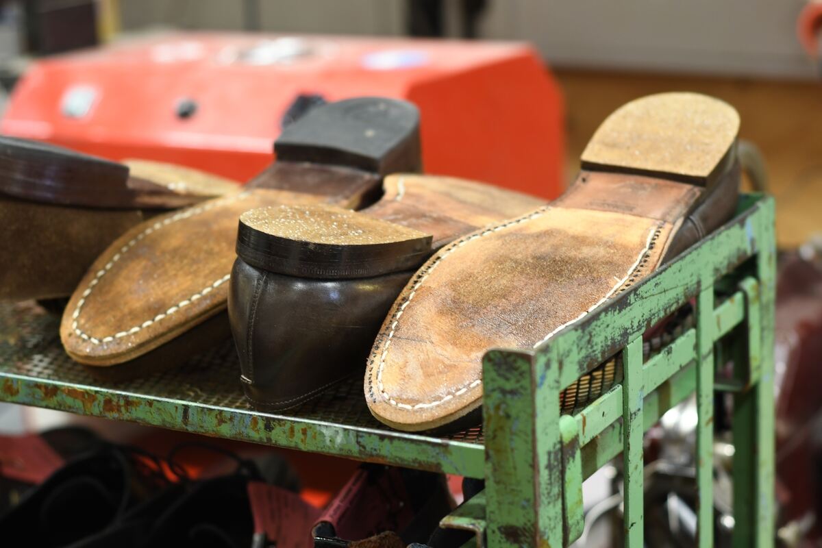 Frisch besohlte Schuhe trocknen bei Stanekers mit Klebstoff bestrichen an, dann kommt eine Gummisohle drauf.