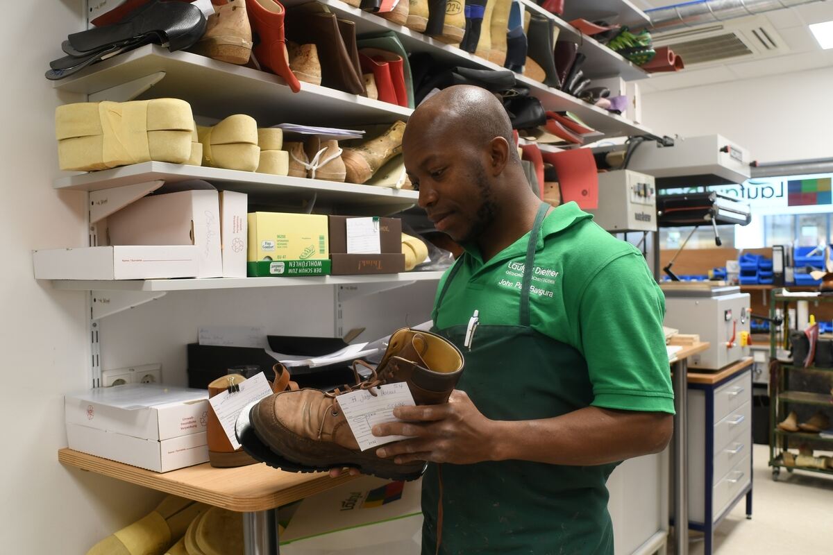 Bei Laufgut Diether werden neue Gummisohlen an Stiefel angepasst.