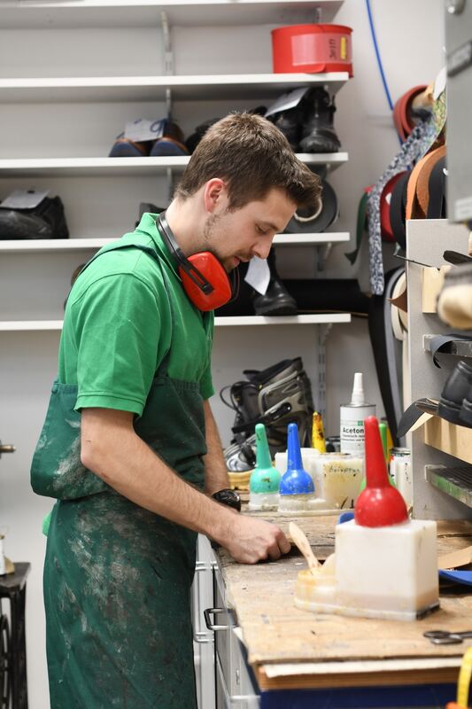 Bei Laufgut Diether weht ein Hauch von Klebstoff mit einer Prise Leder durch die Werkstatt.