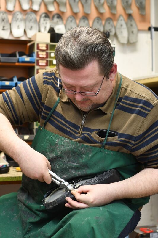 Das Oberleder zieht Viktor Schneider gekonnt über die Sohle.