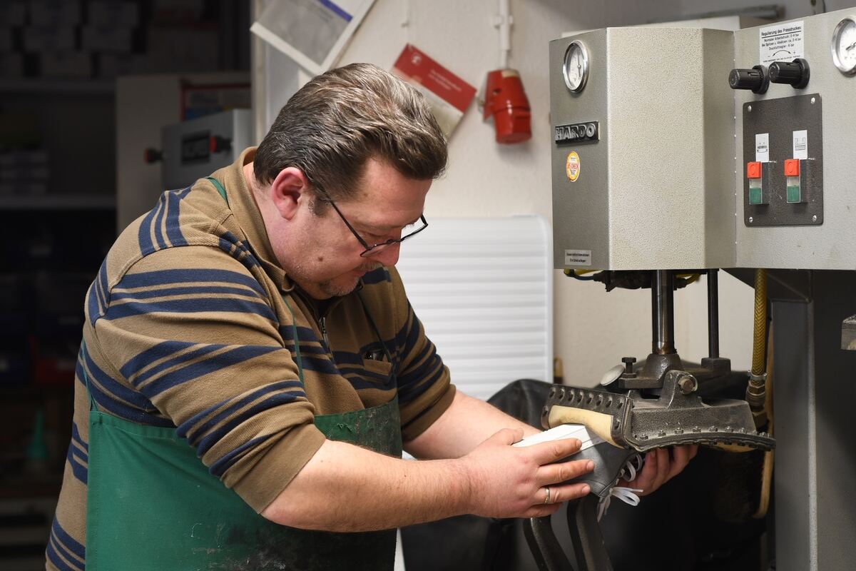 Damit Sohlen lange halten: Viktor Schneider an der Presse.