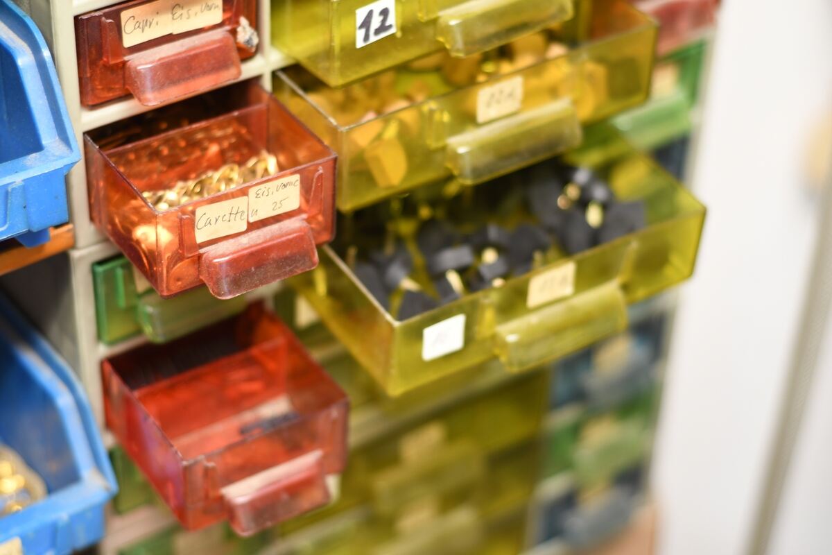 In kleinen Schubladen lagern bei Viktor Schneider beispielsweise Sohlen mit Stiften für High-Heels.