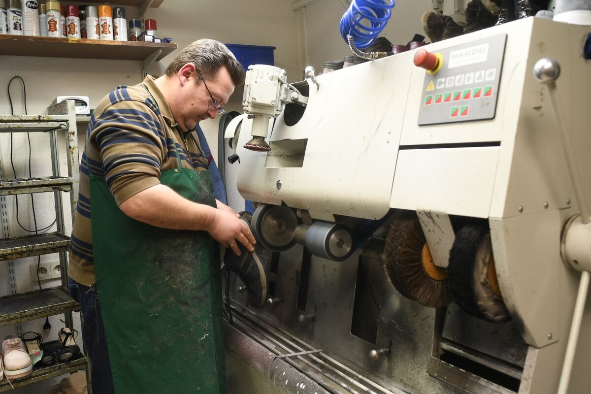 Die Schleifmaschine bei Viktor Schneider brummt seit vielen Jahren.