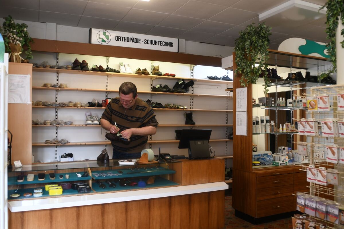 Viktor Schneiders Ladeneinrichtung stammt aus den 60er Jahren, und das bleibt absichtlich so.
